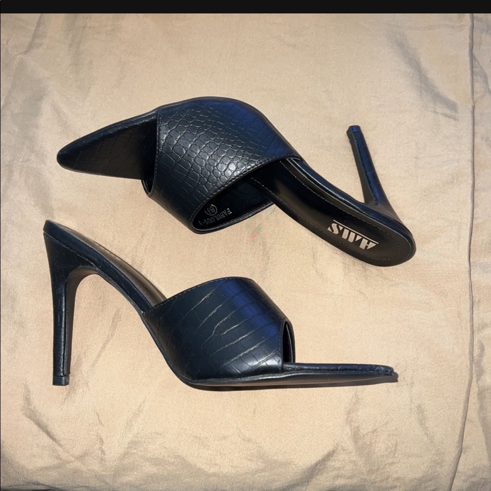 Sandals in great condition. Size 8.5 in black.
